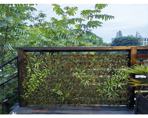 Dekorativní zelená stěna s rostlinami a dřevěným rámem pro venkovní použití