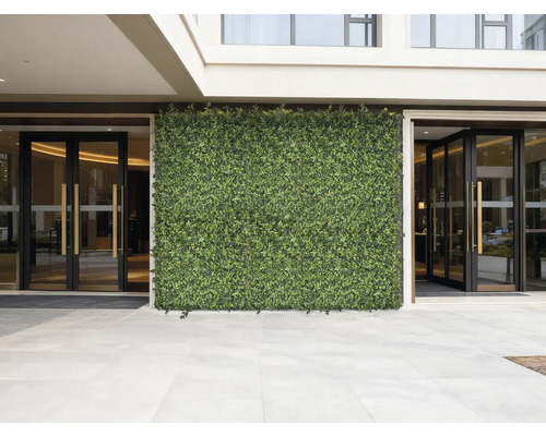 Fasáda s umělým živým plotem a vstupním prostorem s prosklenými dveřmi
