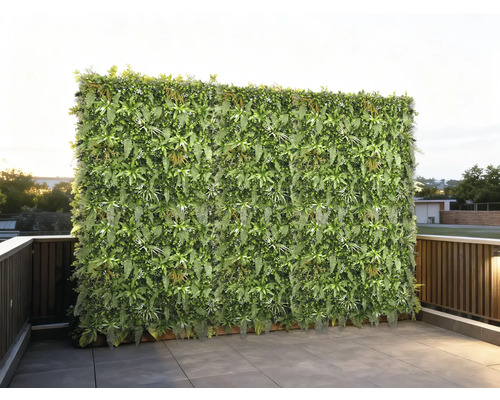 Velká zelená stěna z rostlin na terase s dlaždicemi