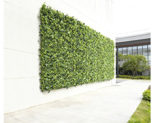 Nástěnný panel s umělými zelenými rostlinami pro dekoraci