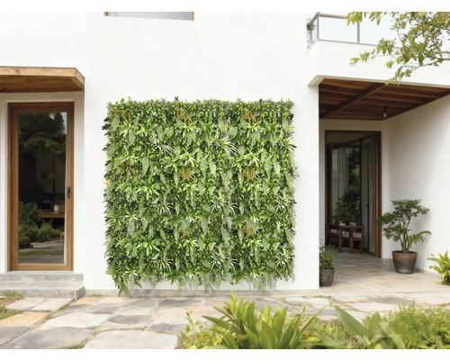 Dekorativní zelená rostlinná stěna na fasádě domu pro venkovní použití.
