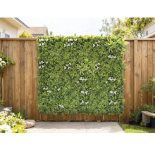 Dekorativní zelený panel s bílými květy na dřevěném plotě