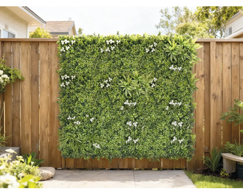 Dekorativní zelený panel s bílými květy na dřevěném plotě