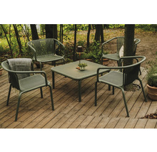 Zahradní scéna se čtvercovým stolem a čtyřmi židlemi na dřevěné terase