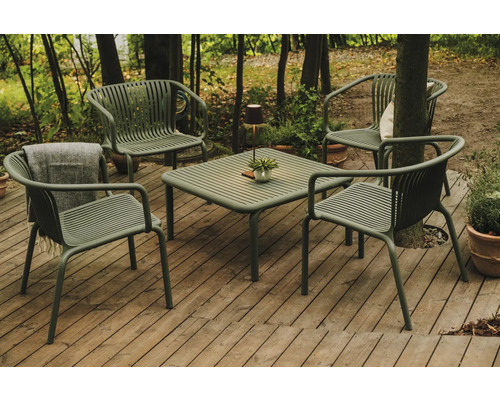 Zahradní scéna se čtvercovým stolem a čtyřmi židlemi na dřevěné terase