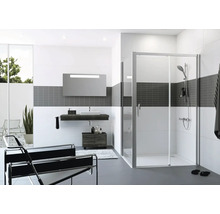 Moderní koupelna se sprchou, umyvadlem a stylovým vybavením