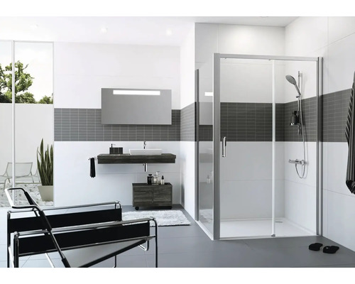 Moderní koupelna se sprchou, umyvadlem a stylovým vybavením