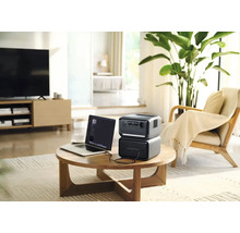 Přenosná napájecí stanice s notebookem na stole v obývacím pokoji