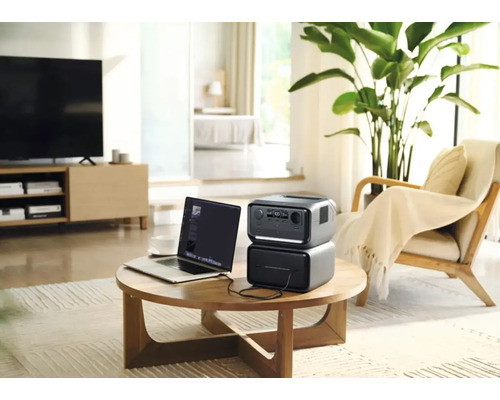 Přenosná napájecí stanice s notebookem na stole v obývacím pokoji