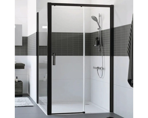 Sprchový kout s černým rámem a skleněnou stěnou v koupelně