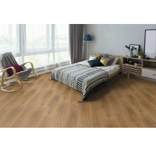 Ložnice s dřevěnou podlahou, postelí a posezením