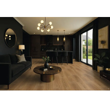 Obývací pokoj s pohovkou, konferenčním stolkem a otevřenou kuchyní s barovým stolem