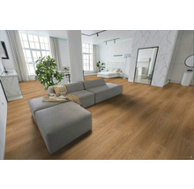 Světlý obývací pokoj s dřevěnou podlahou, pohovkou a dekorativními prvky