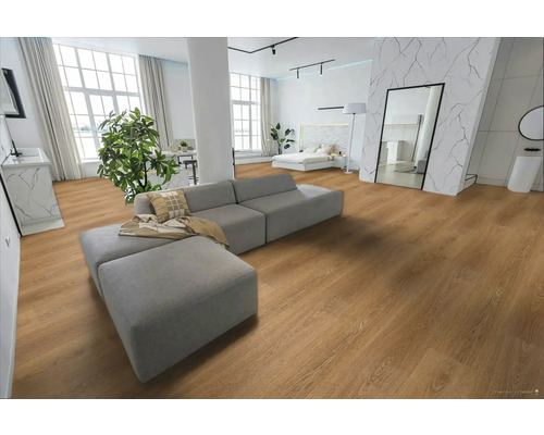 Světlý obývací pokoj s dřevěnou podlahou, pohovkou a dekorativními prvky