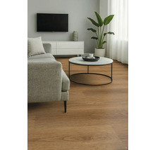 Obývací pokoj s pohovkou, konferenčním stolkem a dřevěnou podlahou