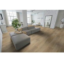 Světlý, prostorný obývací pokoj s modulární pohovkou a laminátovou podlahou s dřevěným vzhledem