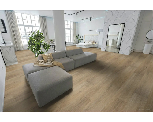 Světlý, prostorný obývací pokoj s modulární pohovkou a laminátovou podlahou s dřevěným vzhledem