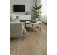 Světlý obývací pokoj s pohovkou, konferenčním stolkem a televizí pro moderní bydlení.