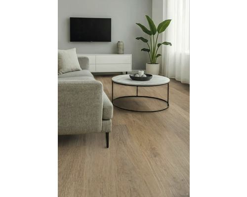 Světlý obývací pokoj s pohovkou, konferenčním stolkem a televizí pro moderní bydlení.