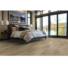 Ložnice s dvoulůžkem a dřevěnou podlahou