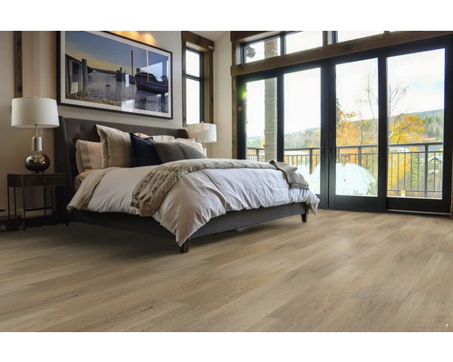 Ložnice s dvoulůžkem a dřevěnou podlahou