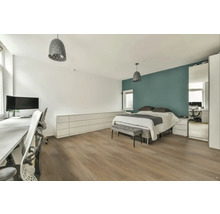 Světlá ložnice s pracovním prostorem, dvoulůžkem, komodou a dvěma závěsnými svítidly