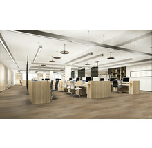 Světlá kancelář s počítači a psacími stoly