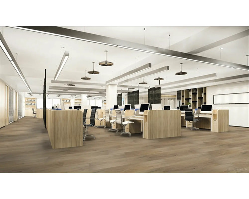 Světlá kancelář s počítači a psacími stoly