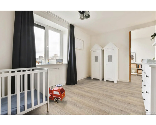 Světlý dětský pokoj s dětskou postýlkou, hračkami, oknem a skříněmi v designu domu.