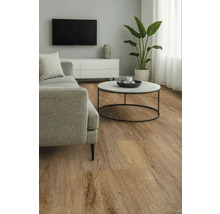 Obývací pokoj s pohovkou, konferenčním stolkem a dřevěnou podlahou