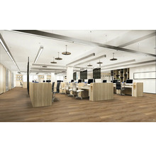 Kancelářský prostor se stoly, počítači a kancelářskými židlemi