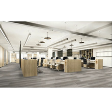 Kancelářský prostor se stoly a kancelářskými židlemi