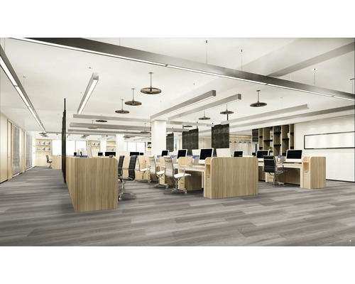 Kancelářský prostor se stoly a kancelářskými židlemi