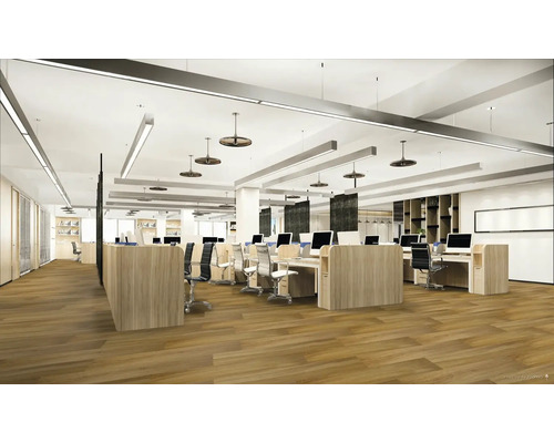 Kancelář s počítači, psacími stoly a kancelářskými židlemi v otevřeném kancelářském prostoru.