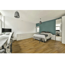 Prostorná ložnice s postelí, psacím stolem a úložným prostorem