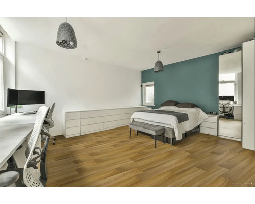 Prostorná ložnice s postelí, psacím stolem a úložným prostorem