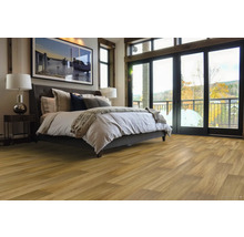 Ložnice s postelí, nočním stolkem, oknem a dřevěnou podlahou