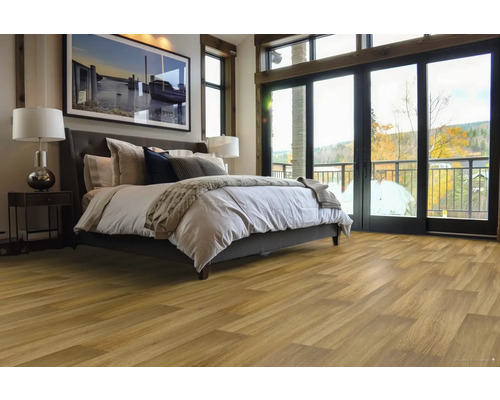 Ložnice s postelí, nočním stolkem, oknem a dřevěnou podlahou