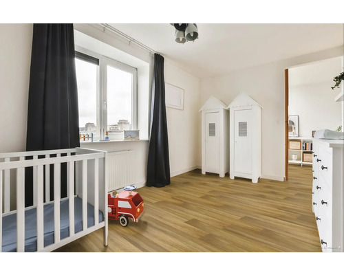 Dětský pokoj s dětskou postýlkou, hračkami a skříněmi