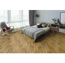 Světlý pokoj s dřevěnou podlahou, postelí, křeslem a komodou pro přátelskou atmosféru.