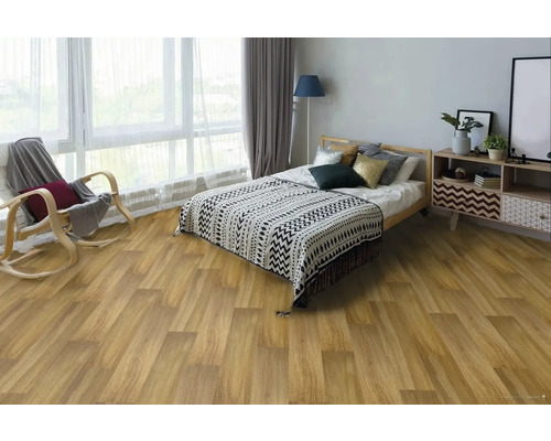 Světlý pokoj s dřevěnou podlahou, postelí, křeslem a komodou pro přátelskou atmosféru.