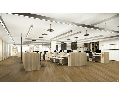 Světlá kancelář typu open space se stoly, kancelářskými židlemi a počítači.