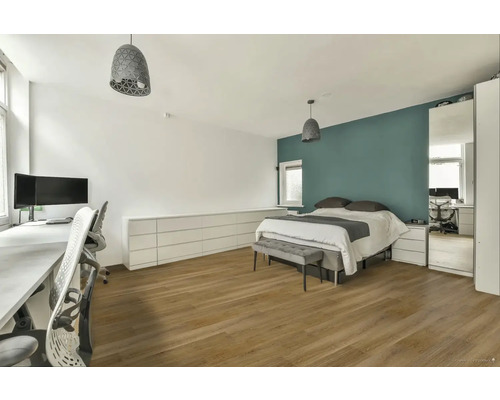 Světlá ložnice s postelí, psacím stolem a lampami