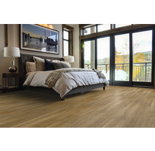 Ložnice s dřevěnou podlahou, postelí a denním světlem