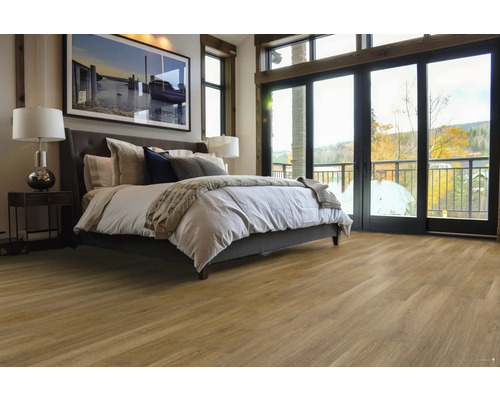 Ložnice s dřevěnou podlahou, postelí a denním světlem