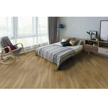 Ložnice s dřevěnou podlahou, postelí a oknem