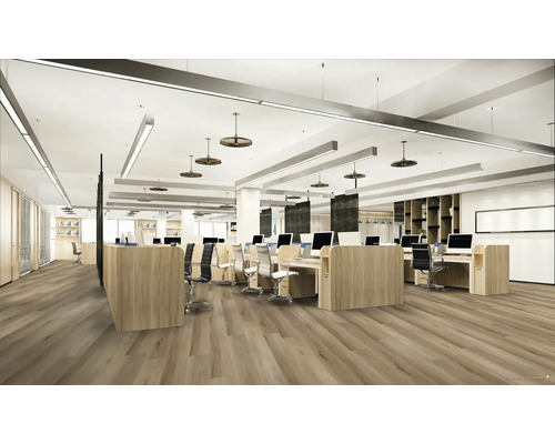 Světlá kancelář typu open space s dřevěnou podlahou, psacími stoly a kancelářskými židlemi