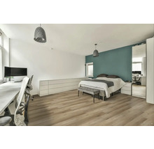 Ložnice s postelí, psacím stolem a dřevěnou podlahou