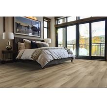 Ložnice s postelí a světlou dřevěnou podlahou