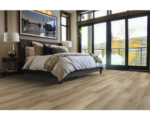 Ložnice s postelí a světlou dřevěnou podlahou